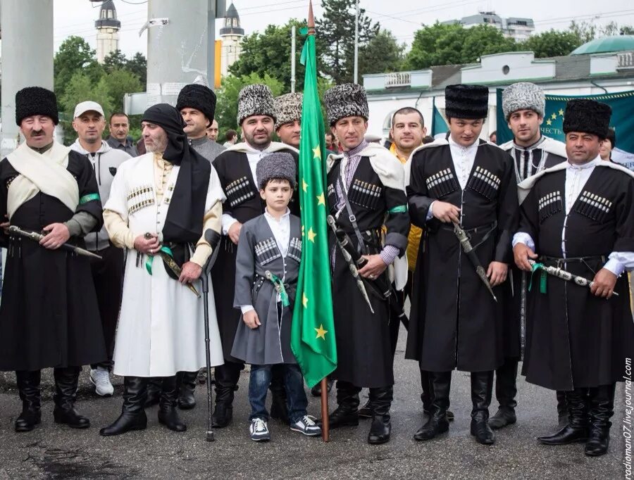 Представитель народа с кавказа. Народы кавказа адыгейцы. адыги черкесы кабардинцы. адыги и адыгейцы. адыги в кабардино балкарии.