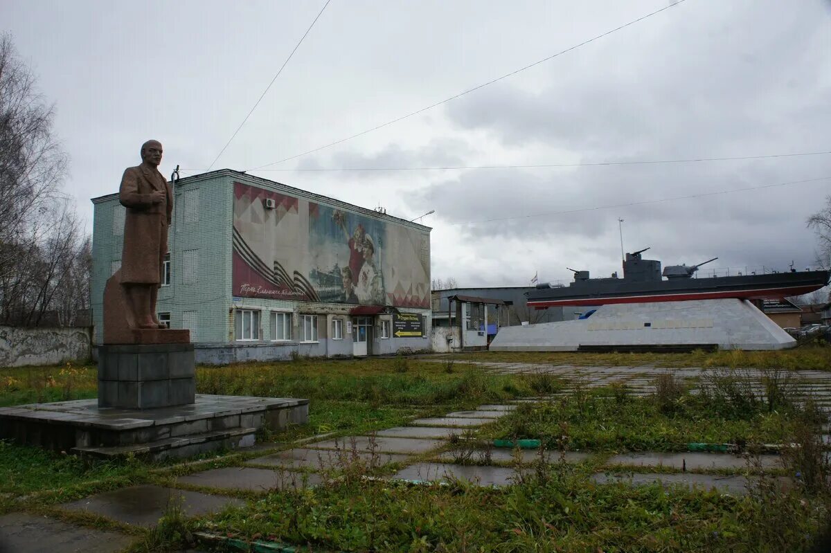 Памятник бронекатер Пермь. Где стоит Ленин в Семее. Где щас Ленин находится.