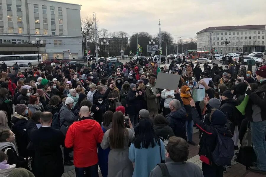 Почему калининград стал. Митинг на площади в Калининграде. Главная площадь Калининграда. Митинги в Калининграде фото. Фото с митинга протеста в Калининграде.