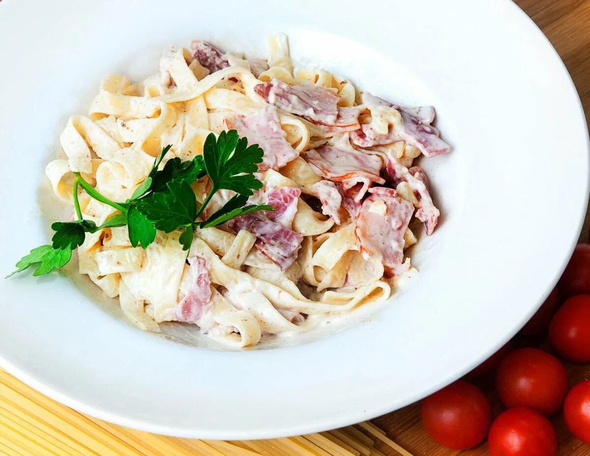 Карбонара с ветчиной и грибами. Карбонара с ветчиной и сливками и сыром. Карбонара с ветчиной и грибами. Карбонара с ветчиной и грибами. Фетучини карбонара.