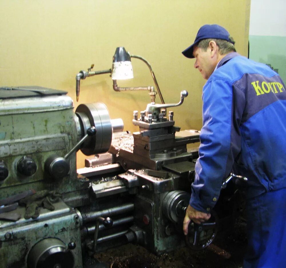 токарь должен был за определенное время изготовить 120 деталей. детали токарного станка. токарь должен был обработать 240 деталей таблица. токарь для презентации. токарь должен обработать.