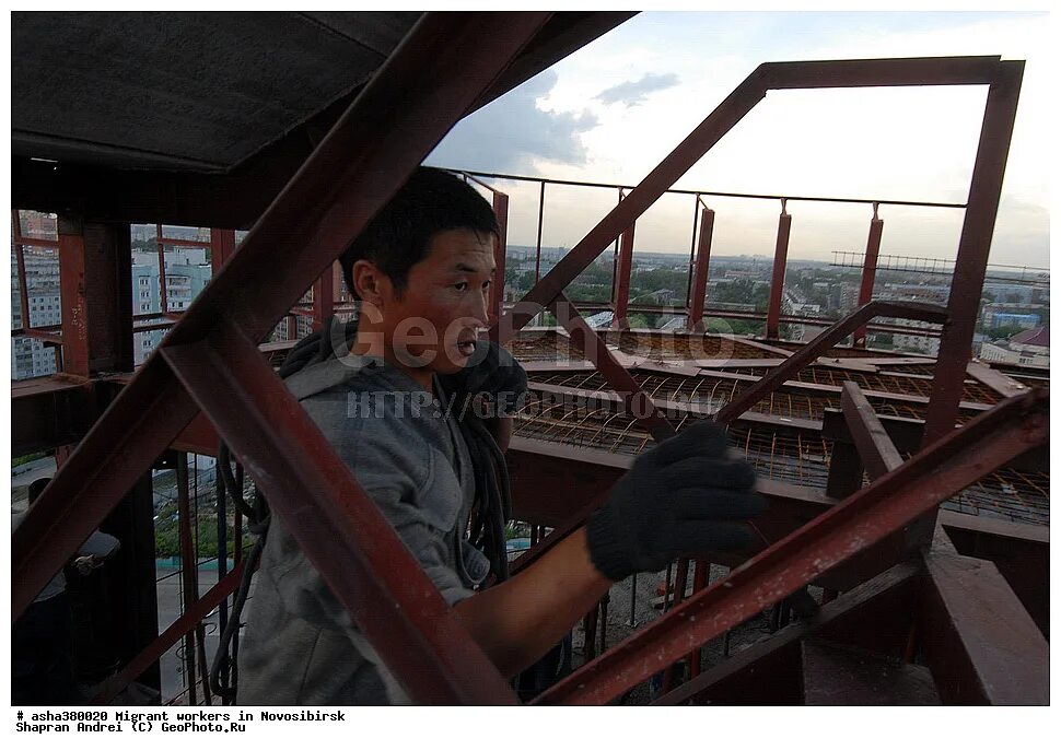 узбекские мигранты. толпа мигрантов. мигранты в америке. узбекские гастарбайтеры. таджики на стройке.