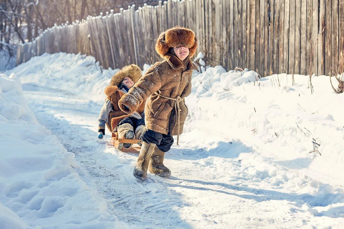 Зимой дети любят. Дети зимой. Зимние забавы. Мальчик зимой. Зимние развлечения.