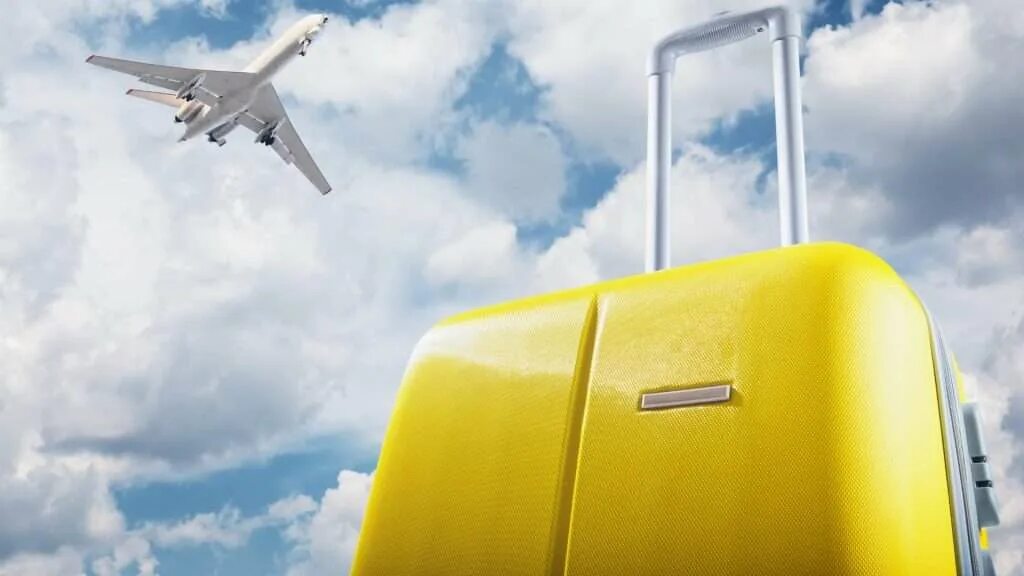 Турпоездки за границу. Турпоездки за границу. Экономия на перелетах. Турпоездки за границу. Самолет над пляжем.
