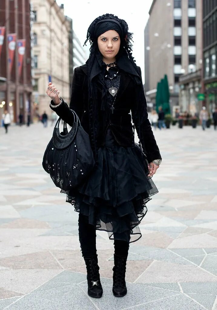 Гот скрыться. Готы мода. street goth стиль. викторианский стиль стрит стайл. аутфит готика.