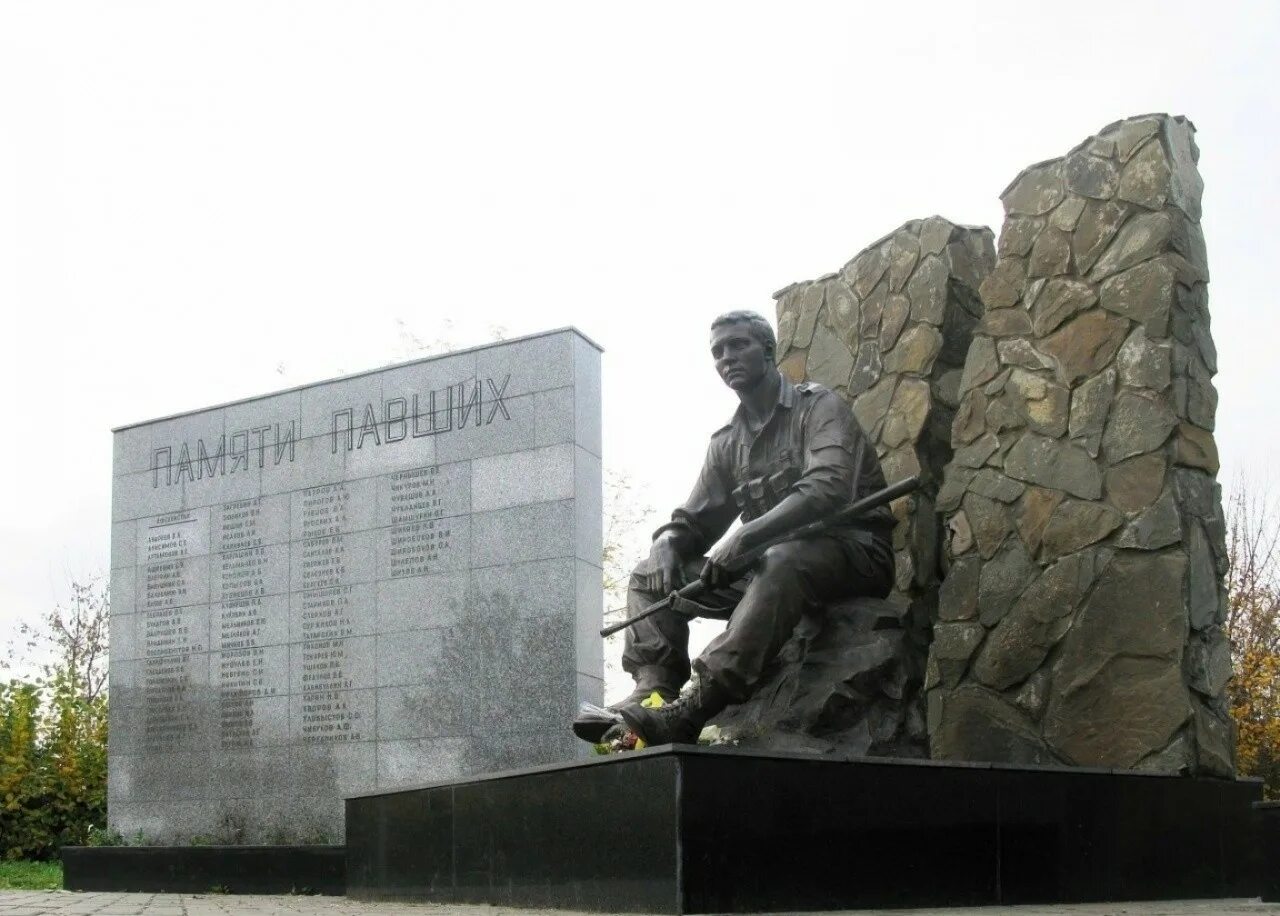 Памятник воину-интернационалисту ижевск. Памятник воинам интернационалистам афганистан. Памятник воинам-интернационалистам москва. Памятники в афганистане. Памятник воинам афганцам в киеве.