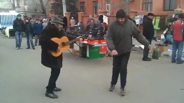 Бомж поет песню. Мариупольские бомжи на Центральном рынке.