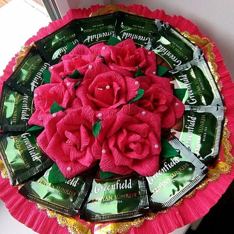 букеты из чая и кофе. букет из чайных пакетиков гринфилд. букет из конфет и чая круглый. букет с конфетами. подарок из чайных пакетиков.