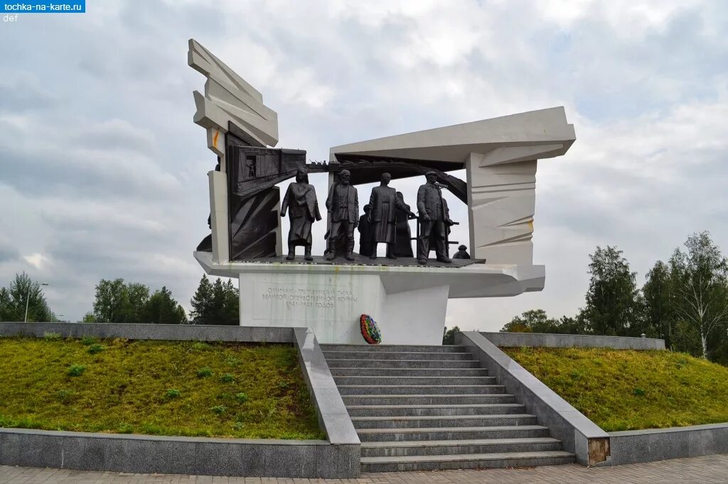 памятный знак держава в омске. рассказ о памятнике в омске. шар на площади бухгольца омск. шар бухгольца памятник держава омск. площадь бухгольца омск памятник.