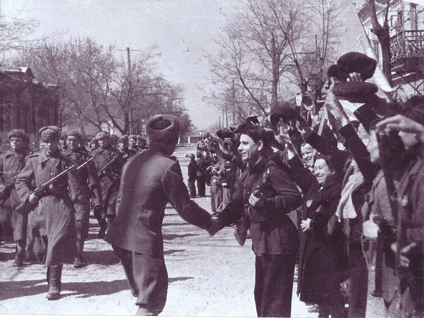 Дата освобождения крыма от фашистских захватчиков. 13.04.1944 Освобождение Евпатории. Освобождение Симферополя апрель 1944. Освобожденный город Евпатория в 1944 г..