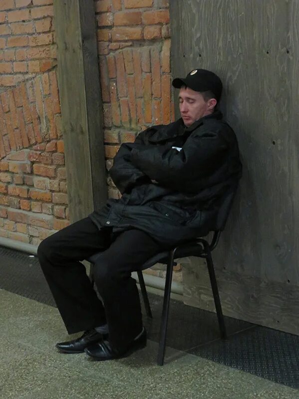 сотрудник охраны. сторож в указанном. сторож в указанном. сторож в указанном. сторож с ружьем садовая скульптура.