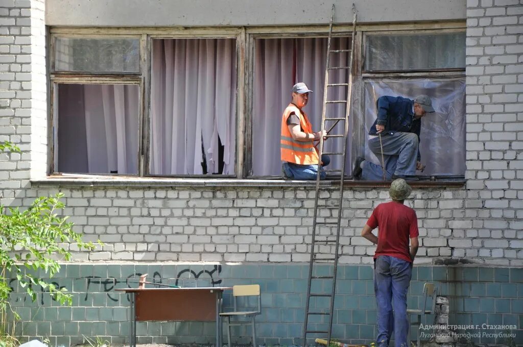 Памятник алексею стаханову в городе стаханов. Казачья медиа группа стаханов. Многоэтажный дом со стороны. Погода стаханов луганская. Погода стаханов луганская.