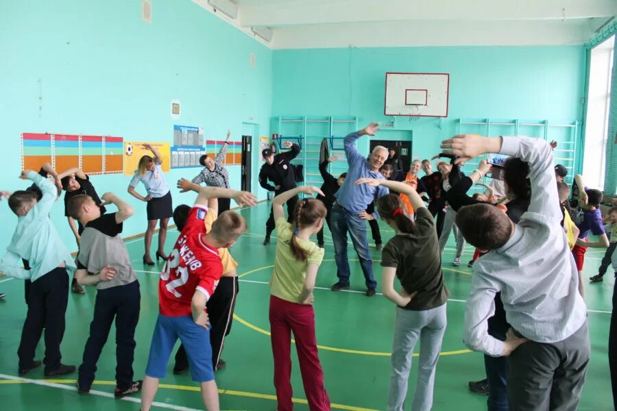 Физкультура в детском доме. Зарядка в школе. Утренняя зарядка в школе. Зарядка в школе перед уроками. 18 школа провели