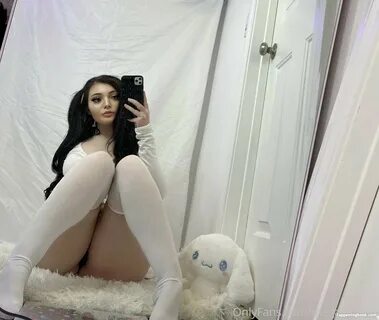 ellamoorepls Nude OnlyFans Leaks.