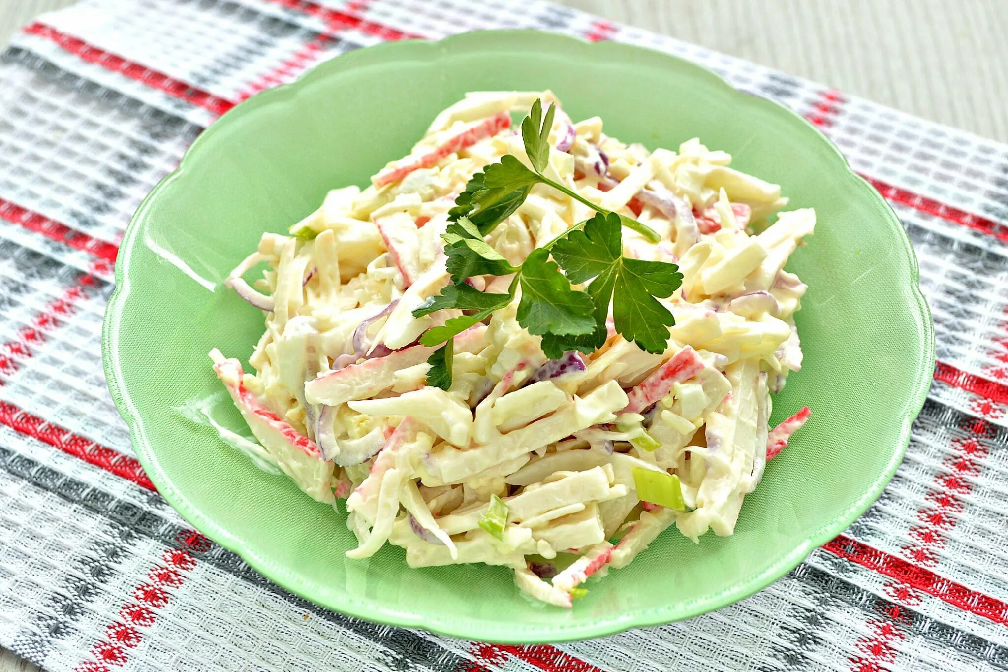 Салат с крабовыми палочками и сыром и яйцом. Салат с крабовыми палочками и сыром. Салат из крабовых палочек с сыром. Салат с крабовыми палочками и яблоком. Салат скраб палочками