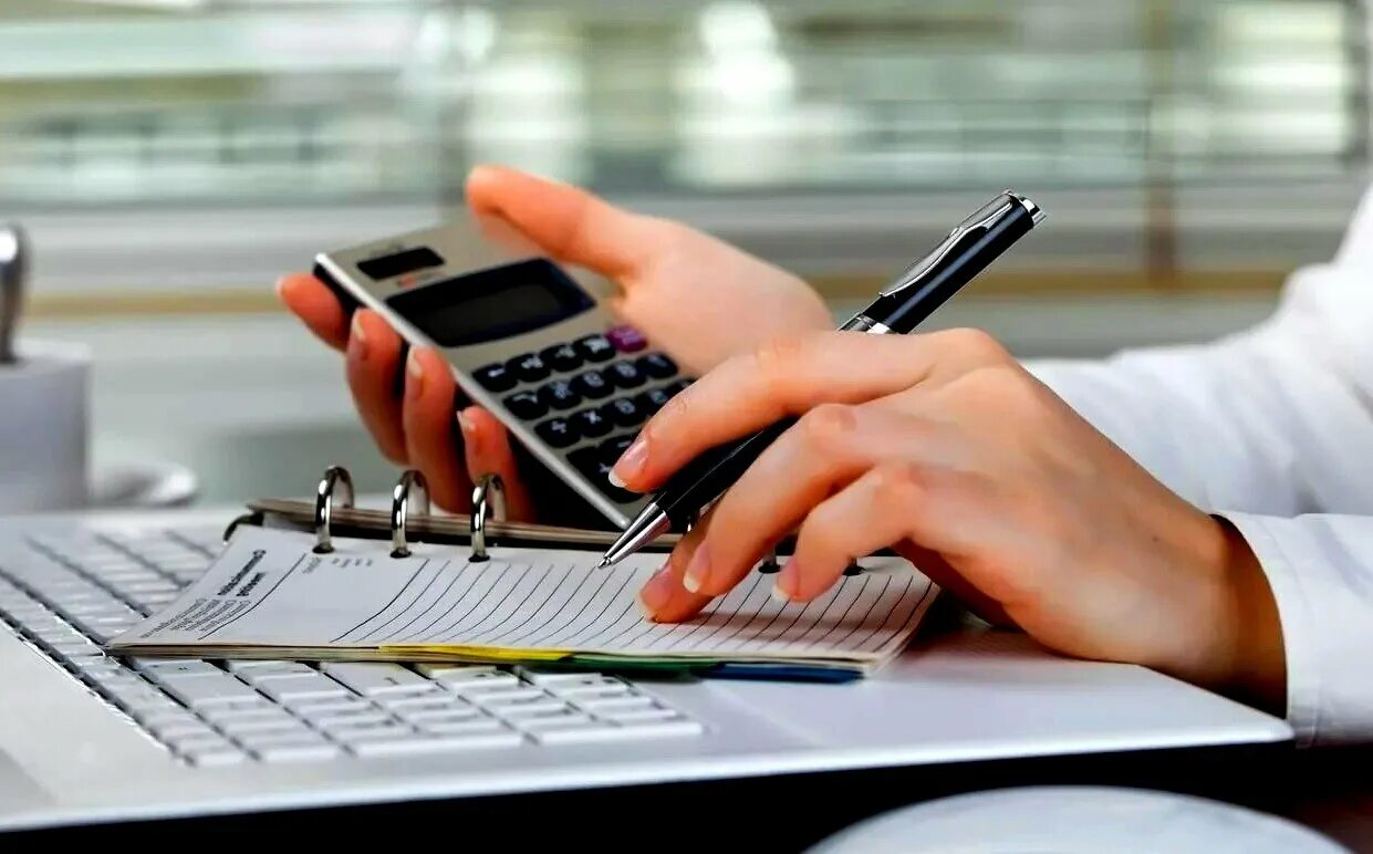 бухгалтер. бухгалтерское сопровождение. калькулятор и документы. бухгалтерское и налоговое сопровождение бизнеса. картинка налоговой упрощенная.