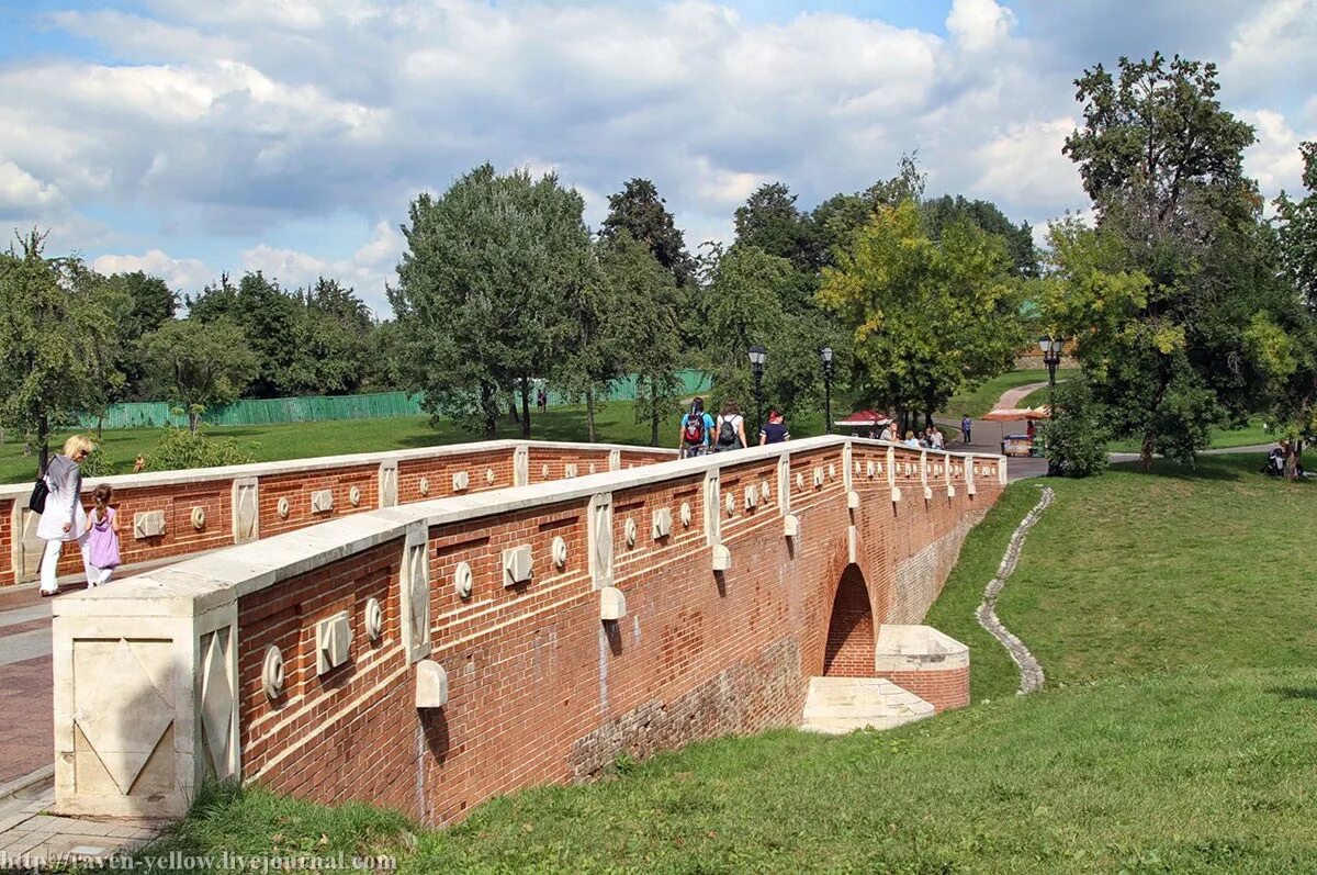 Оранжерейный мост в Царицыно. Оранжерейные пруды в Царицыно. Мост в усадьбе Царицыно. Царицыно музей-заповедник пруд. Первый оранжерейный комплекс в музее усадьбе царицыно