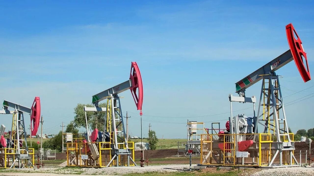 Нефтяная республика. Лукойл коми добыча нефти и газа. Башнефть нефтяные качалки. Башнефть арланское месторождение. Нгду башнефть нефтекамск.