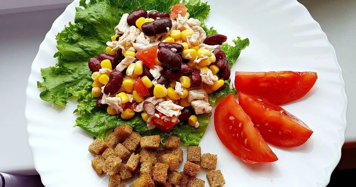 Салат с консервированными помидорами. Салат с фасолью и сухариками и кукурузой и курицей. салат с фасолью и сухариками и кукурузой. салат с фасолью и сухариками и курицей и помидорами. салат из красной фасоли с сухариками и кукурузой.