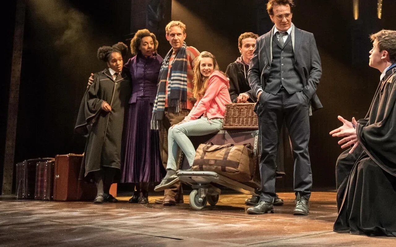 гарри потерипроклятое дитя. гарри поттер 2021 проклятое дитя. гарри поттер и проклятое дитя. когда выйдет проклятое дитя на русском. гарри поттер фильм 2021.