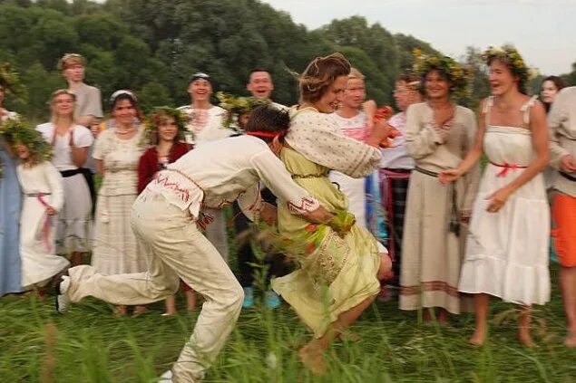 Спортивная площадка народных игр. Языческие игрища. Славянские дети. Народные игрища и забавы. Ивана купала традиции и обряды.