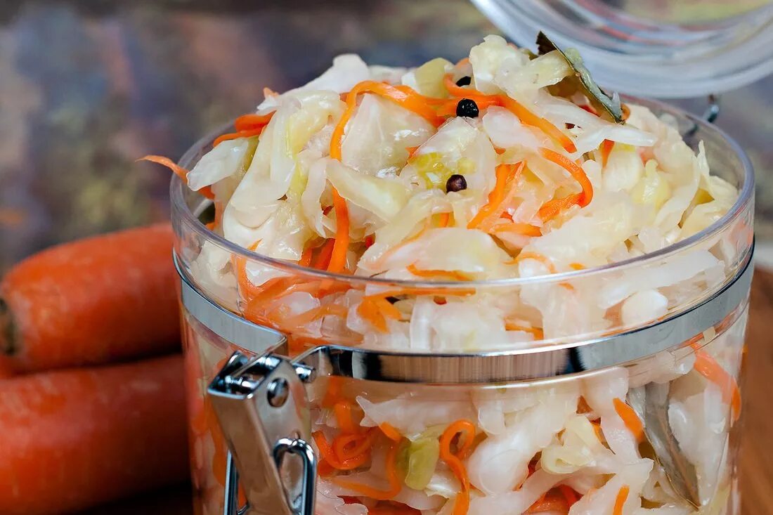 Капуста со свеклой квашеная на зиму в банках. Быстрая квашеная капуста. Капуста со свеклой на зиму. Соленая капуста кусками. Острая капуста быстрого приготовления крупными кусками.