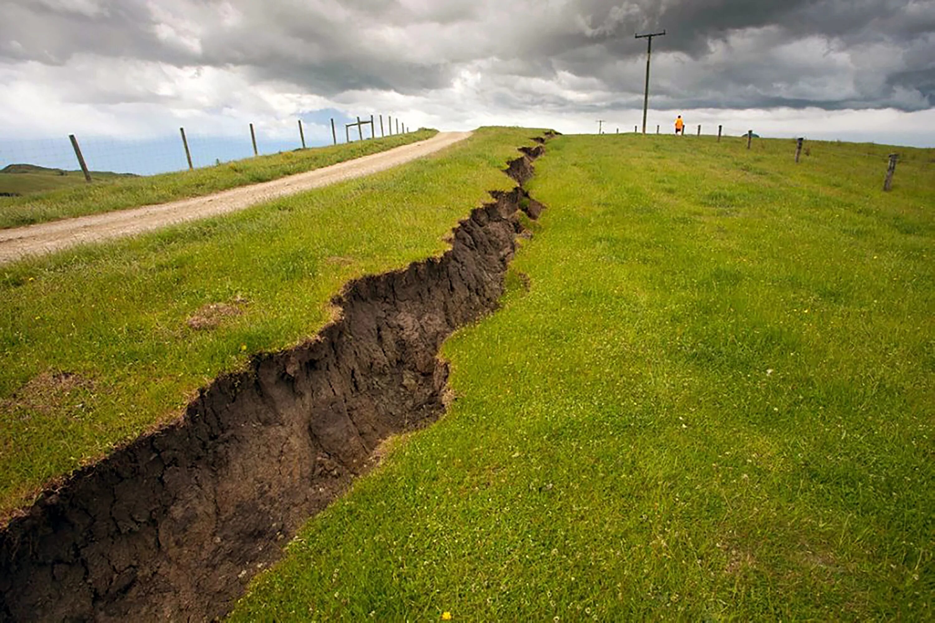 Новозеландия землетрясение. Трещина в земле. Разлом земли. Землетрясение трещины в земле. Разрыв природы