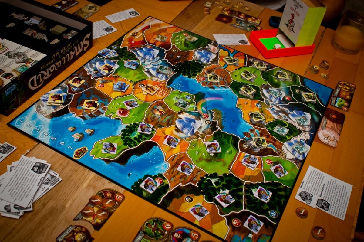 Games маленькие игры. Игра Smallworld. Маленький мир настолка. Small World игра. Small World настолка расы.