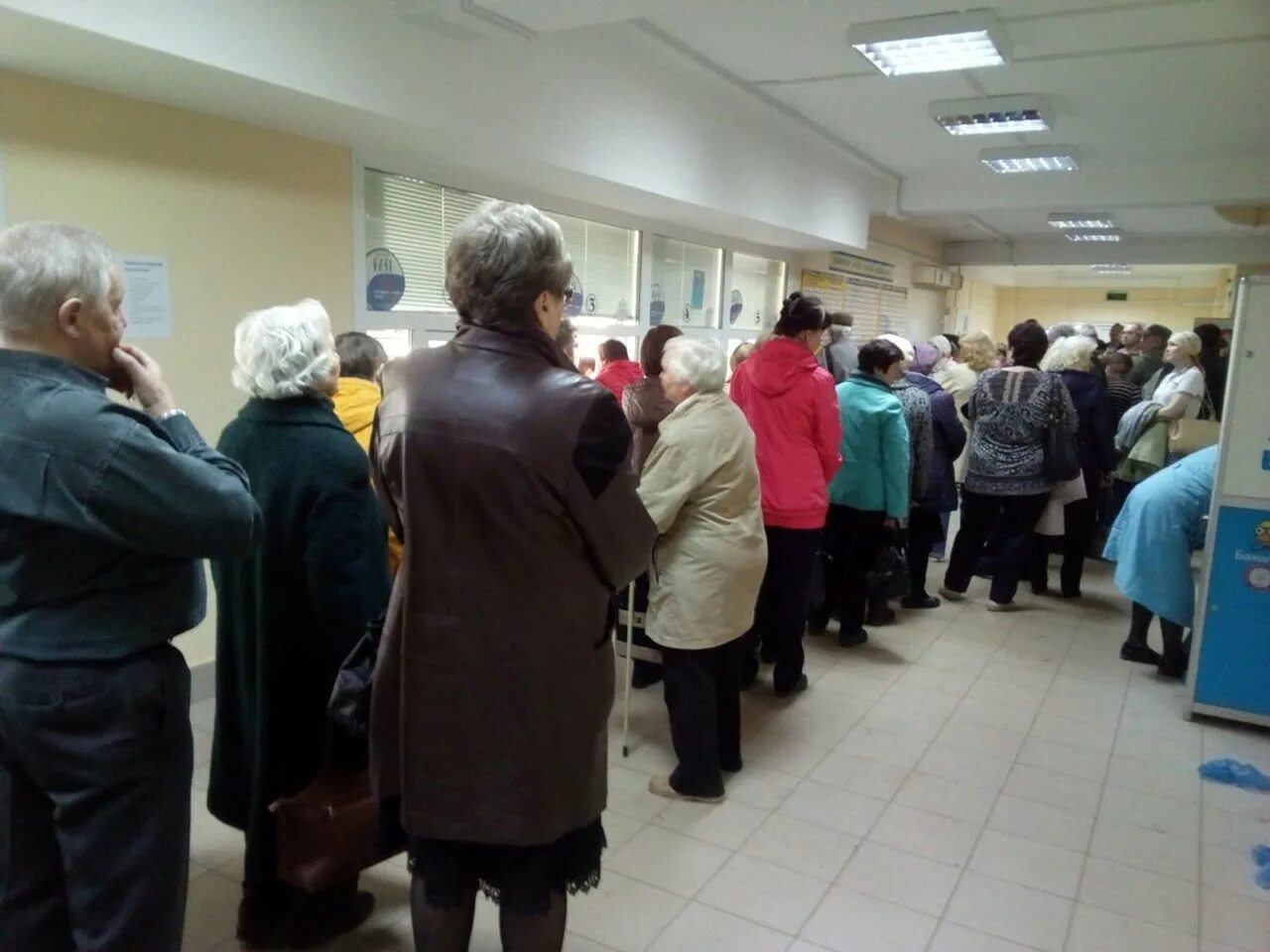 Многодетные в очереди в поликлинику. Очередь в поликлинике. очередь в больнице. очередь к врачу. очереди в регистратуру больницы.