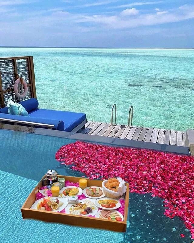 Завтрак на воде фото Kanuhura Maldives. Информация об отеле на карте. Описание, фото пляжа, номеров.