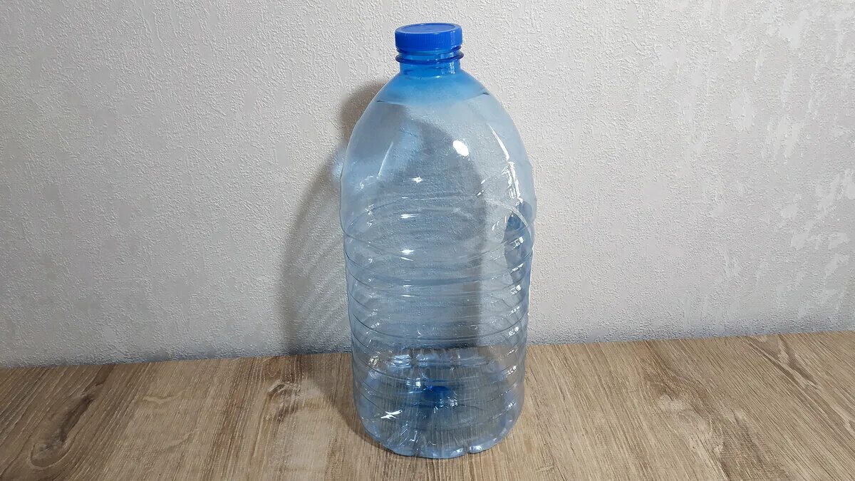 Пластиковые бутылки для воды 5 литров. Литровая пластиковая бутылка. Бутылка 5 литров пластиковая. Пластиковой 5 литровой бутылки. Декорирование 5 литровой бутылки.