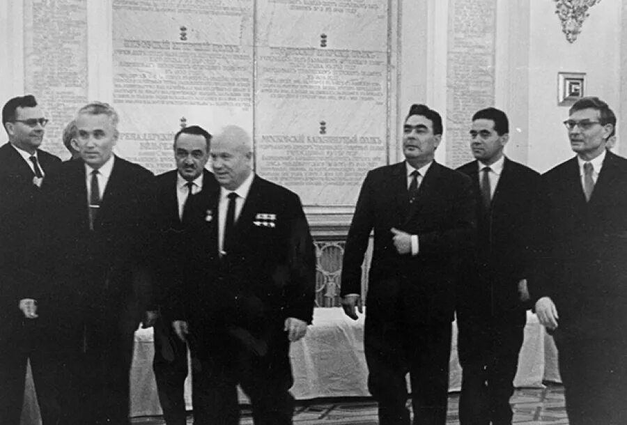 1957 год секретарь цк кпсс. 1957 год секретарь цк кпсс. Брежнев 1964. Заседание политбюро цк кпсс 1953. Брежнев андропов черненко горбачев.
