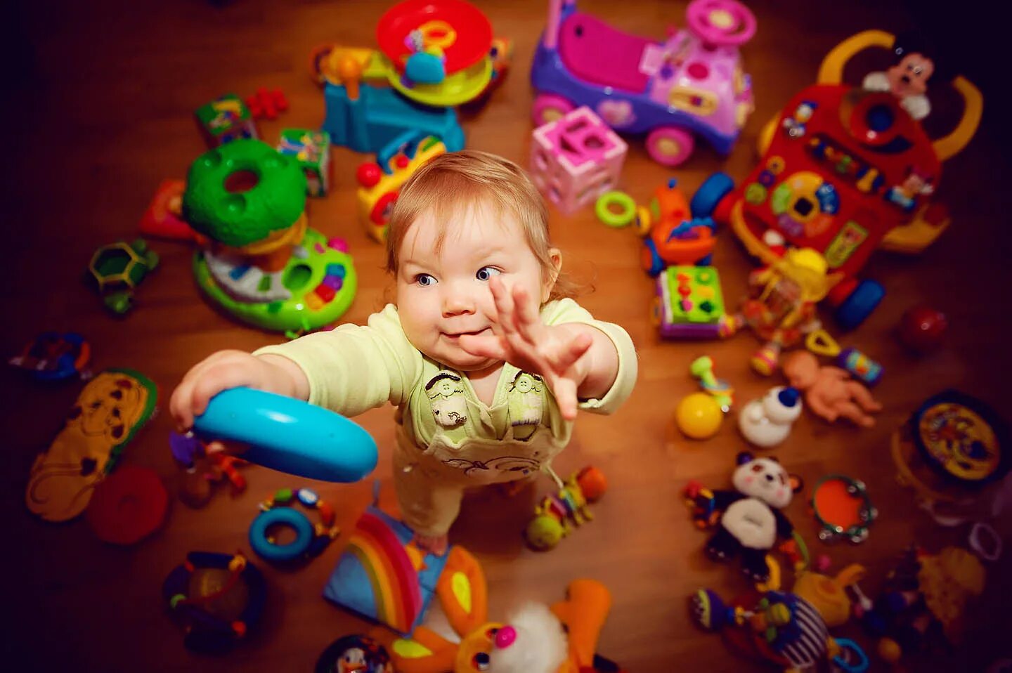 Игрушки для новорожденных. Развивающие игрушки для детей. Игрушки для 8 месячного ребенка. Игрушки для детей до года. Что умеет ребенок в 1мемяц.