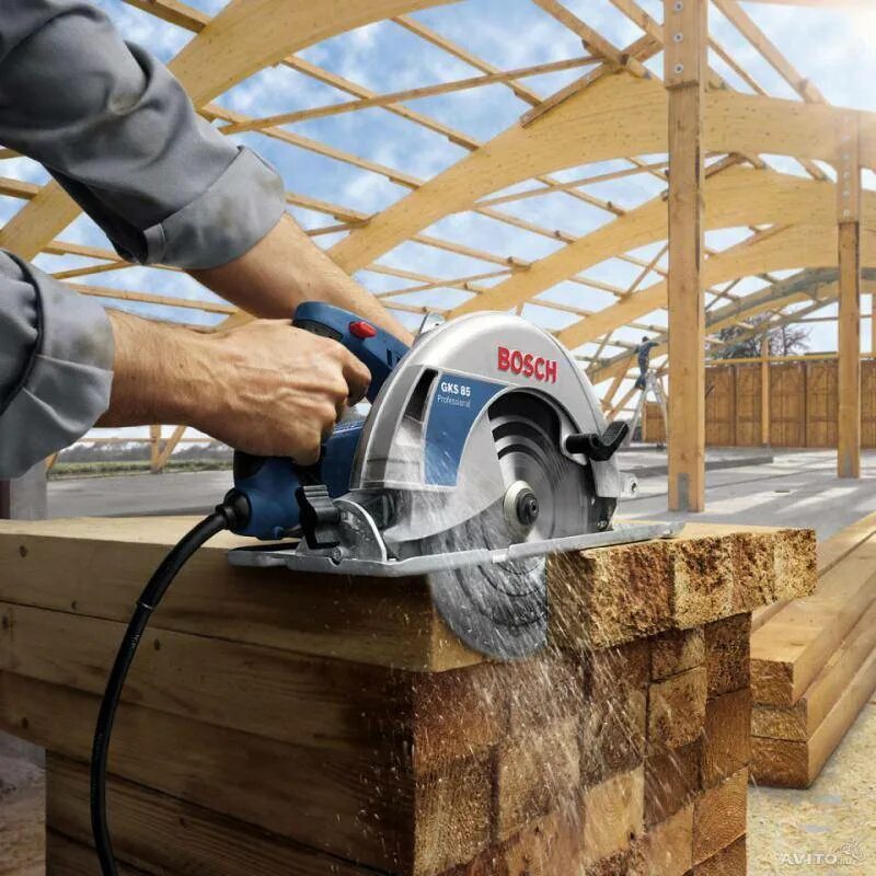 Как работать циркулярной пилой по дереву. Bosch gks 65 gce. пила дисковая bosch gks 65. ручная циркулярка по дереву. электроинструмент для распила древесины.