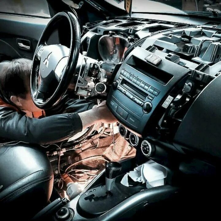 Установщик автомобиль 2. Автоэлектрик. автоэлектрика автомобиля. электрика автомобиля. доп оборудование на автомобиль.