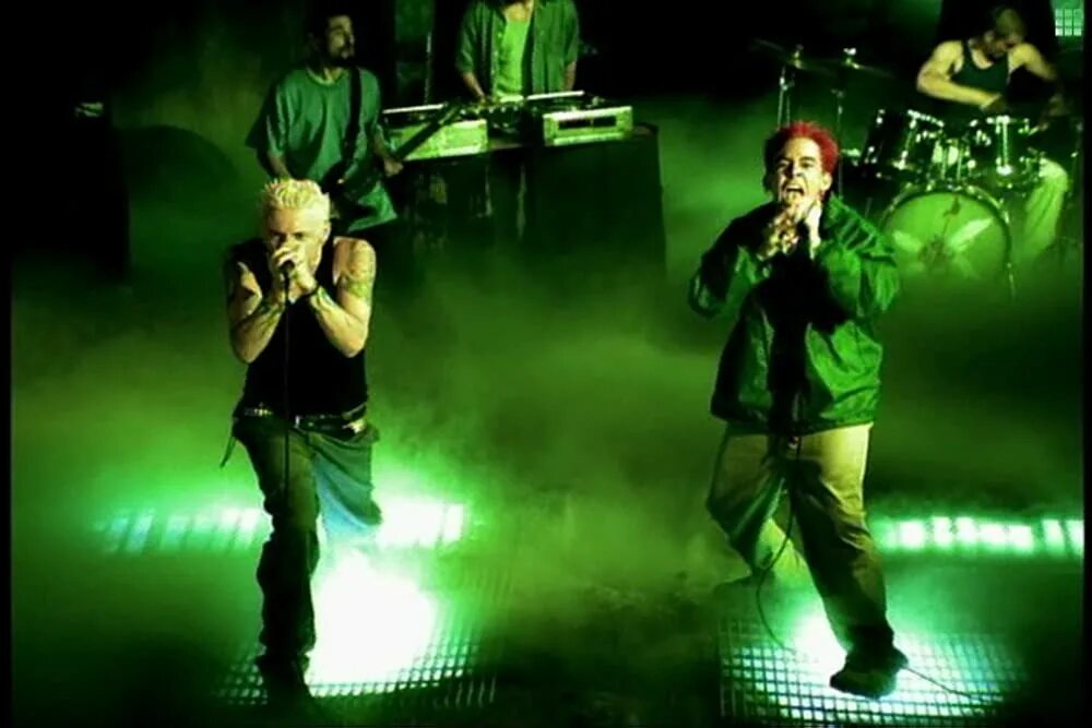 Linkin park one step close. Честер беннингтон one step closer. linkin park one step closer. linkin park - one step closer (2000). майк шинода one step closer.