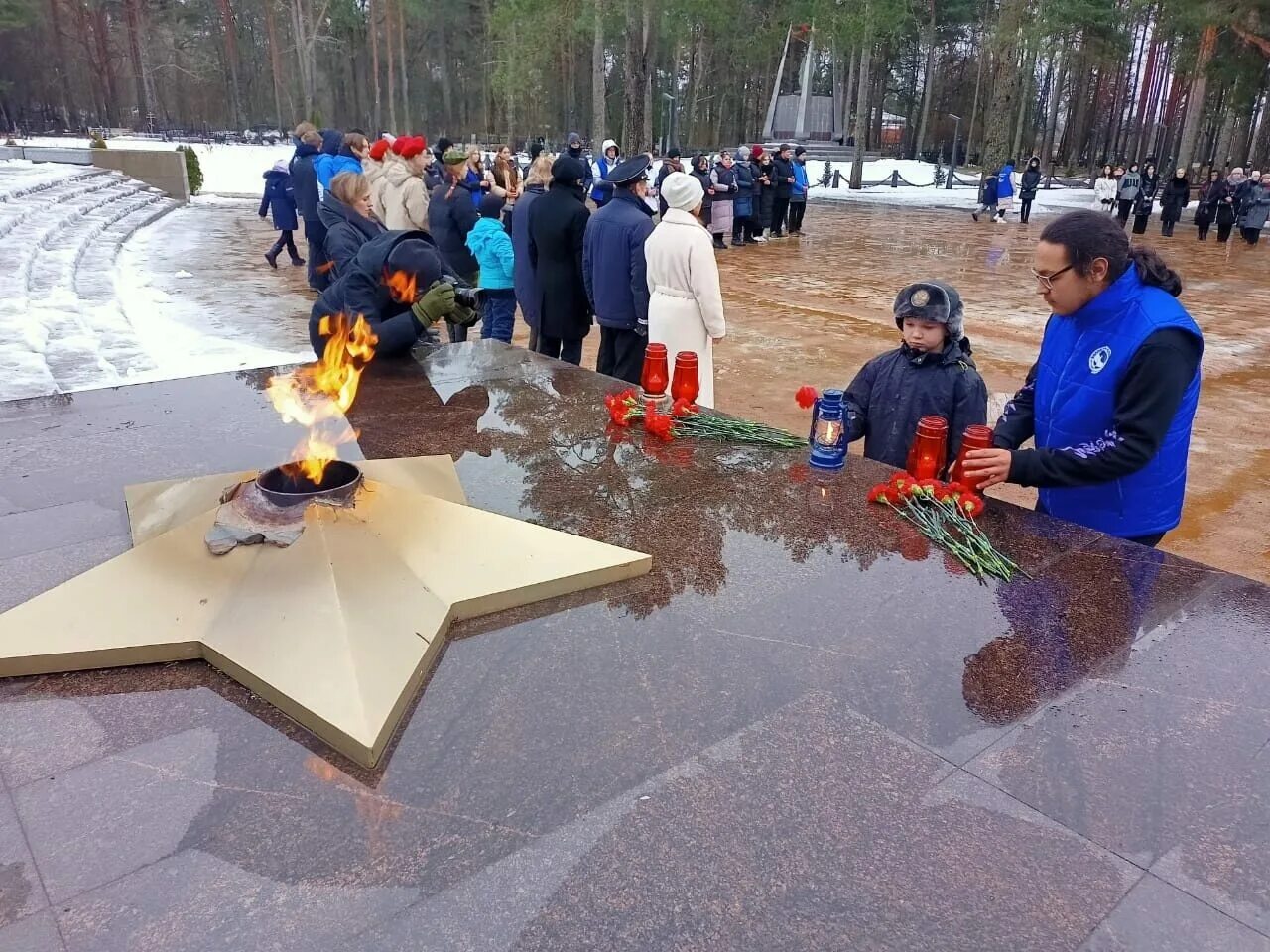 Огонь блокады. Прорыв блокады ленинграда вечный огонь. возложение цветов в день прорыва блокады ленинграда. вечный огонь в честь блокады. вечный огонь ленинград пискаревское кладбище.