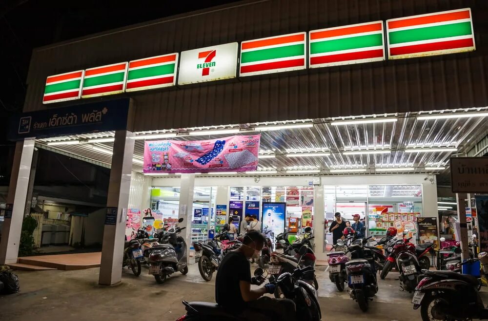 Магазин севен элевен. Seven Eleven Пхукет. Севен Элевен Пхукет ассортимент. 7 Eleven Тайланд. Магазин Севен Элевен в Тайланде.