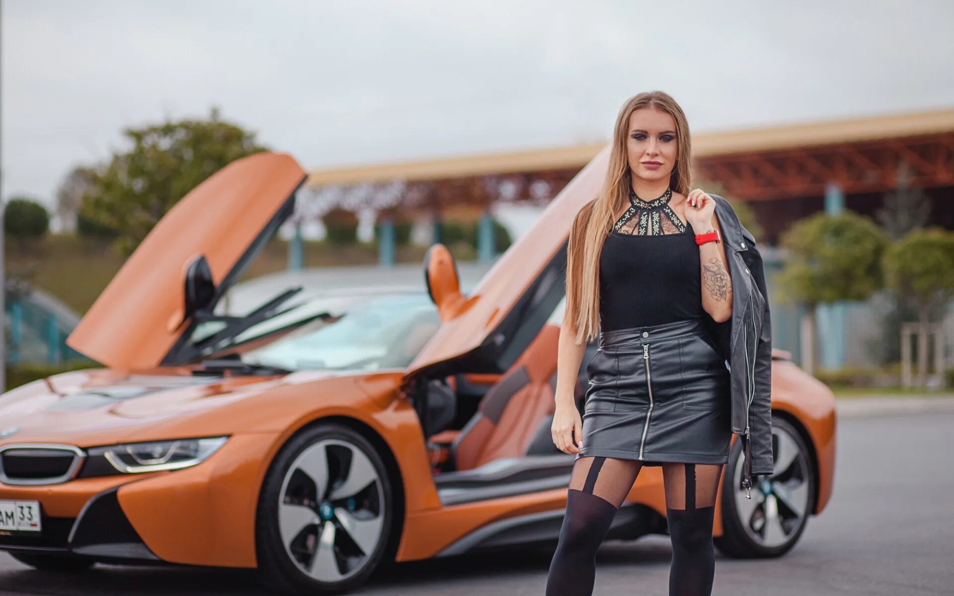 Девушка автоблогер