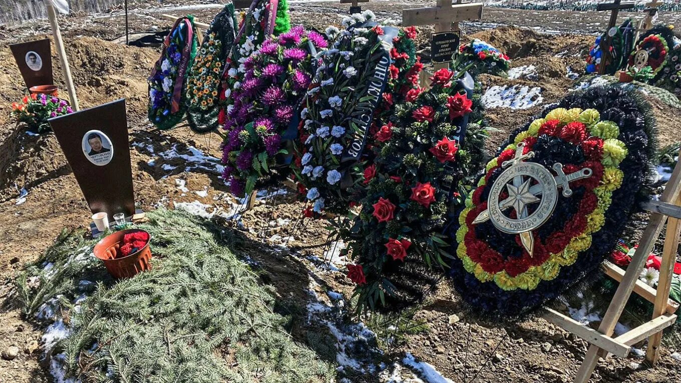 Кладбище вагнеровцев в Новосибирске. Могилы погибших вагнеровцев. Военное кладбище. Украинские кладбища.