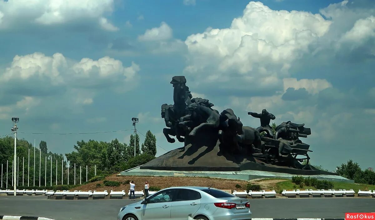 тачанка ростовчанка. тачанка ростовчанка картина. ростовская тачанка памятник. тачанка памятник в ростове. памятник сальск тачанка.