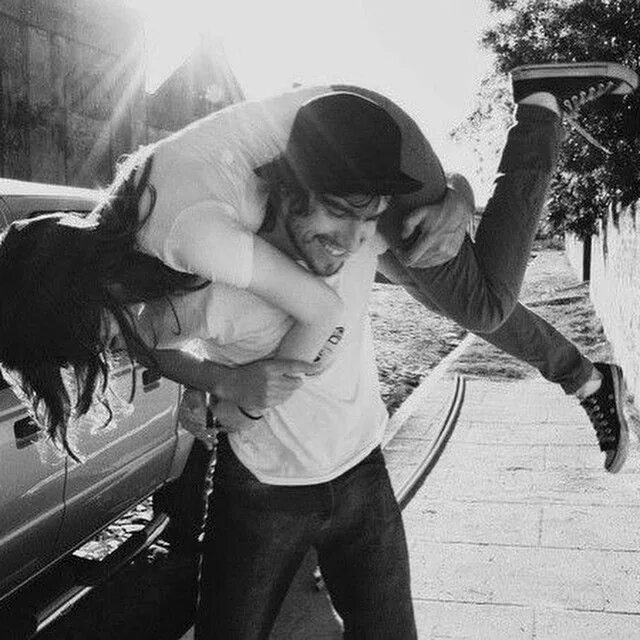 Для пацанов девушки. Парень уносит девушку на плече. Когда парень прост фото. Девушка и парень раздетый. Лучшие мемы.