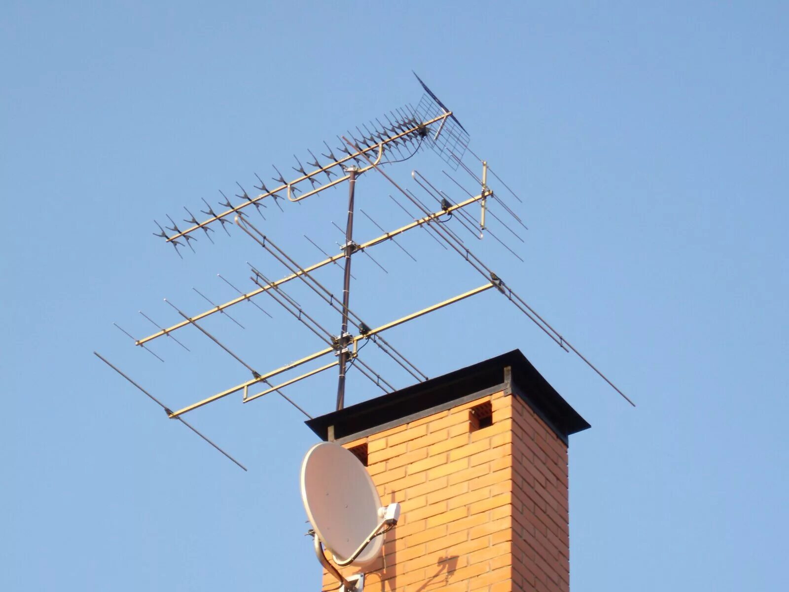 Не работает телевизионная антенна. Коллективная телевизионная антенна. Антенна на крыше. Телевизионная антенна на крыше. Антенна на крыше дома.