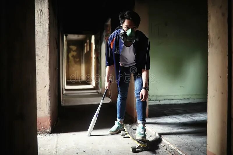 Рука с битой. Дубинка в машину. Мужчина с битой на плече. Биту можно носить. Беспрепятственное ношение бейсбольной биты наклейка.