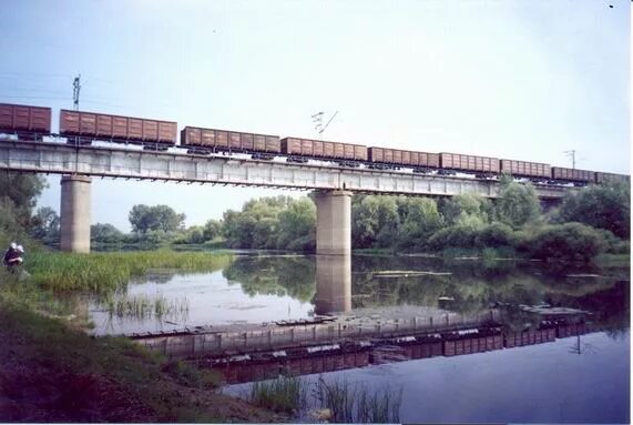 подвесной мост. висячий мост в москве. река чапаевка самарская область мост. река чапаевка в самарской области. чапаевск речка чапаевка.
