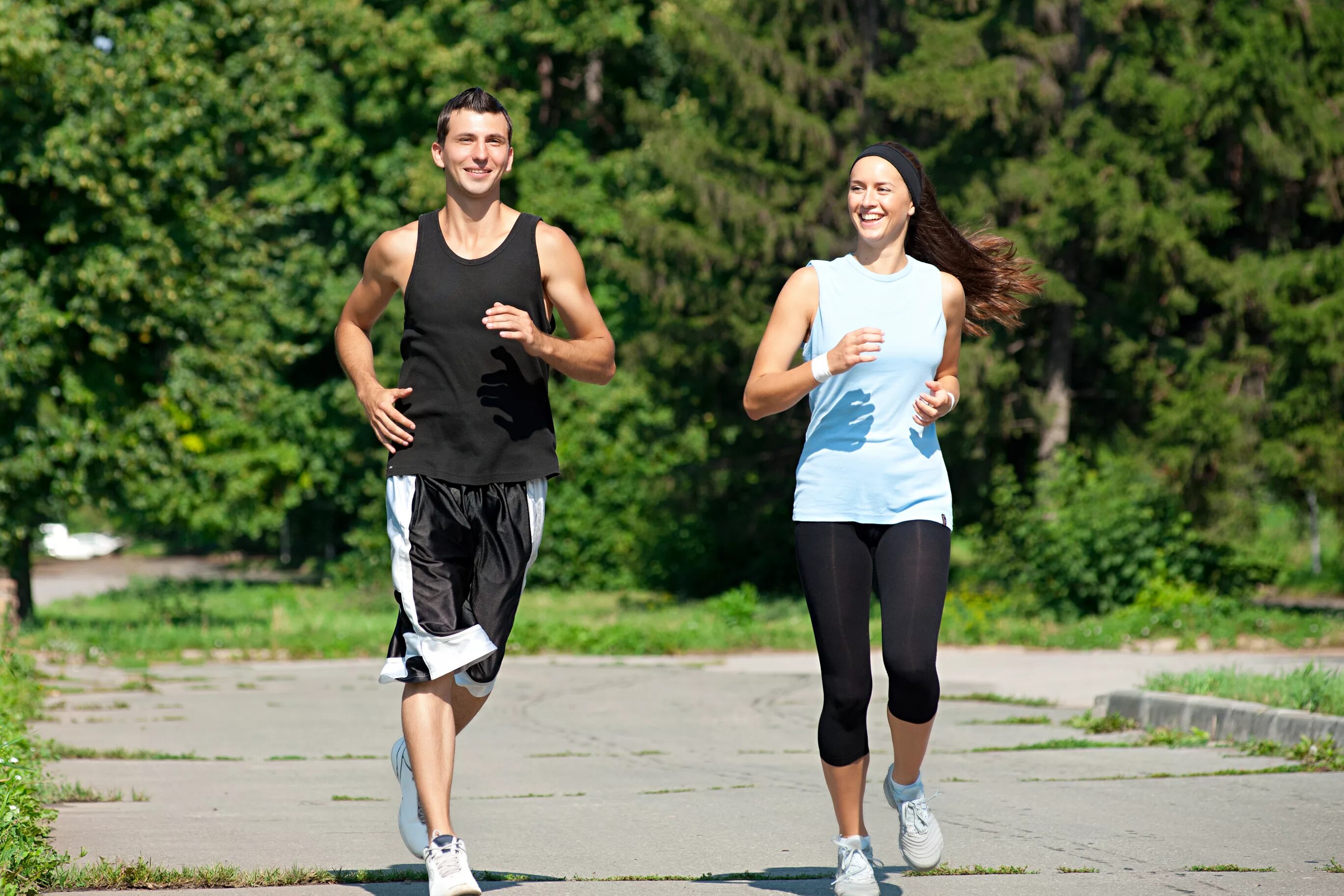 Run wife run. Бег трусцой (Джоггинг). Спортсмен на пробежке. Бег в парке. Спортивная пара на пробежке.