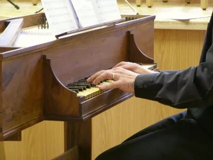 Когда играет клавесин