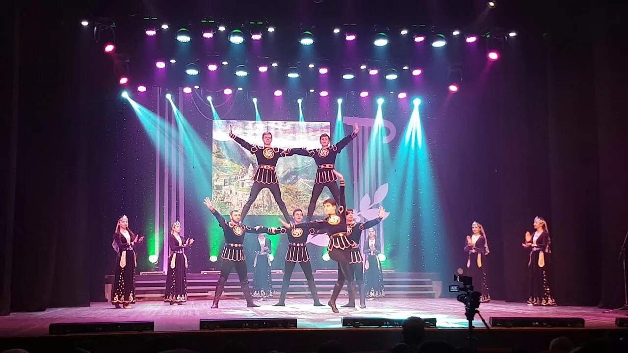 Армянский концерт. Армянский концерт. Армянский концерт в москве. Армянский концерт. Армения танцы.