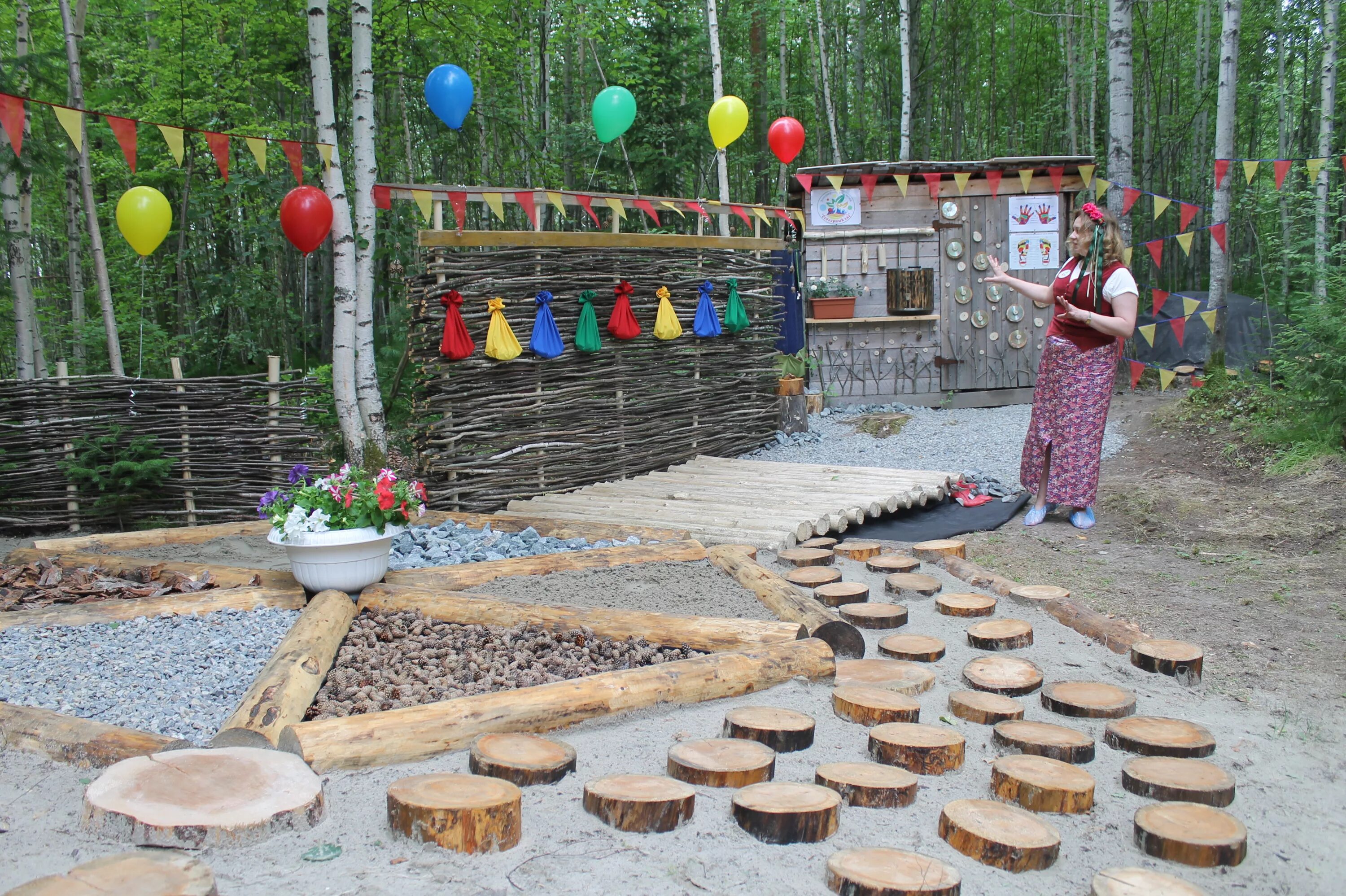 Сенсорный сад. Тактильный сад для детей. Сенсорный сад на детской площадке. Сенсорный сад в детском саду. Сенсорный сад в детском саду на улице.