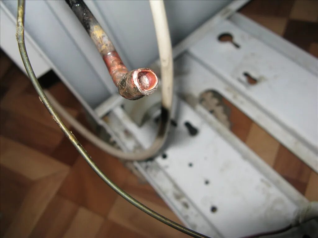 Холодильник самсунг утечка фреона. Утечка фреона из холодильника. Утечка фреона в холодильнике бош. Утечка фреона. Вытек фреон.